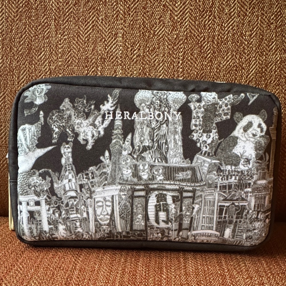 Japan Airlines Black and White Travel toiletry Pouch - Picture 3 of 5